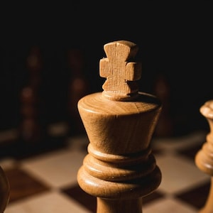 Juego de ajedrez de madera hecho a mano, tablero plano de lujo de 12 pulgadas con piezas premium de estilo nogal, regalo premium para él. imagen 7