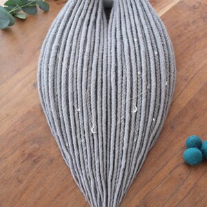 Puede incluir: Un letrero de madera rústica con el texto "Welcome to our home" en letras blancas. El letrero presenta un acabado envejecido y un diseño sencillo y acogedor.