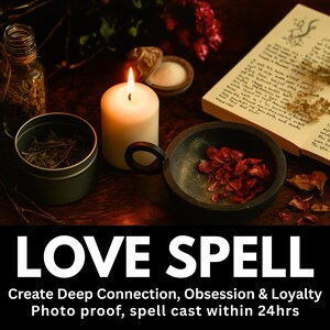 Könnte beinhalten: Eine brennende Kerze, eine Schale mit Rosenblättern und ein Buch sind auf einer dunklen Oberfläche angeordnet. Die Worte "LOVE SPELL" werden in großen weißen Buchstaben mit zusätzlichem Text darunter angezeigt.