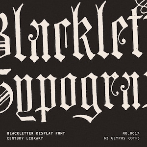 Könnte beinhalten: Schwarz-weiß Grafikdesign mit den Worten "Blackletter Typography" in einer stilisierten Schriftart. Der Text "Blackletter Display Font" und "Century Library" sind ebenfalls vorhanden. Das Design enthält den Text "No.0017" und "62 Glyphen (OTF)".