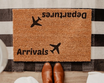 Felpudo de Llegadas y Salidas / Felpudo de bienvenida con diseño de avión divertido / Regalo para pilotos de aviación / Regalo de inauguración de casa o boda / Felpudo de fibra de coco para la puerta principal