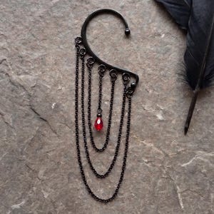 Ear Cuff Gotico Nero con Catene e Goccia Rossa, Orecchino a Clip Senza Buco, Gioiello Dark Alternative, Orecchini Gotici, Confezione Inclusa