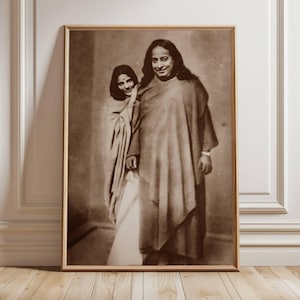 Retrato de Yoganananda con Anandamayi Ma (fotografía original). Arte mural espiritual que transmite amor y sabiduría divinos.