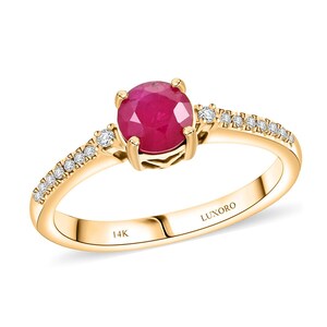 Peut inclure: Une bague en or avec une grosse pierre rouge ronde au centre. De petits diamants transparents ornent la bande. La bague est marquée "14K" et "LUXORO".