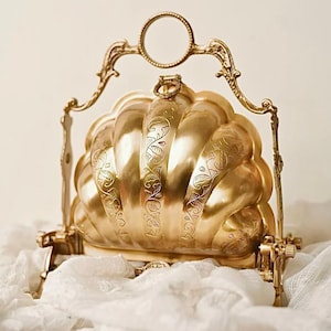 Viktoriansk kakask i mässing: Handgjord vintage förvaringslåda med graverat mönster i antik guldfinish