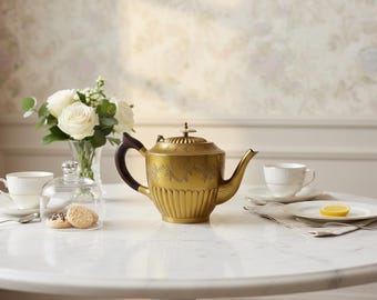 Tetera de latón vintage: tetera artesanal con grabado floral y mango de madera, ideal como decoración de cocina coleccionable.