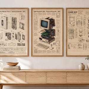 Peut inclure: Trois affiches encadrées présentant des schémas techniques d'appareils électroniques vintage. L'affiche de gauche montre un Sony Walkman TPS-L2, celle du centre un Apple Macintosh 128K et celle de droite une console Nintendo Game Boy.