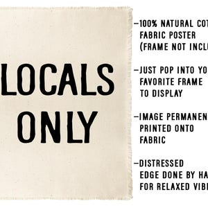 Pode incluir: Um poster de tecido de algod&atilde;o natural com as palavras "LOCALS ONLY" em preto. O poster tem uma borda desgastada e inclui o texto "100% poster de tecido de algod&atilde;o natural" e "imagem permanentemente impressa no tecido".