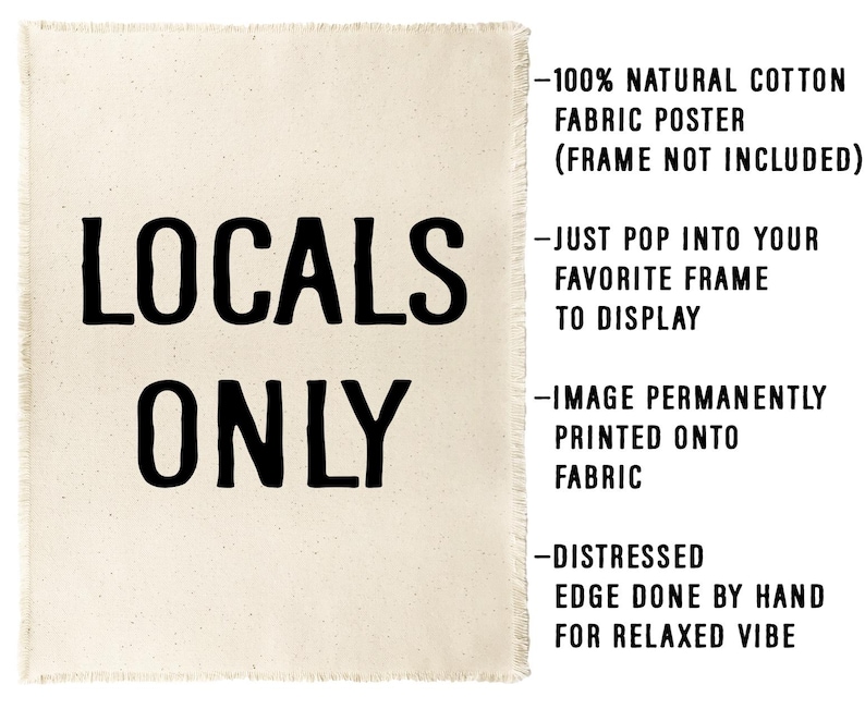 Pode incluir: Um poster de tecido de algod&atilde;o natural com as palavras "LOCALS ONLY" em preto. O poster tem uma borda desgastada e inclui o texto "100% poster de tecido de algod&atilde;o natural" e "imagem permanentemente impressa no tecido".