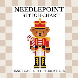 Puede incluir: Un gráfico de punto de aguja con un oso de peluche pixelado vestido de cascanueces con uniforme rojo, detalles dorados, cinturón negro y pantalones blancos. El oso sostiene un bastón de caramelo. El texto dice NEEDLEPOINT STITCH CHART.