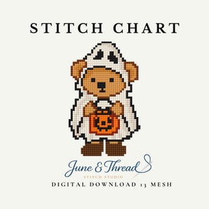 Può includere: Uno schema a punto croce intitolato STITCH CHART raffigurante un orsacchiotto marrone pixelato che indossa un costume da fantasma bianco con occhi e bocca neri, mentre tiene una zucca arancione. Sotto: June & Thread STITCH STUDIO DIGITAL DOWNLOAD 13 MESH.