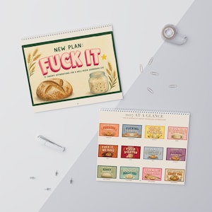Könnte beinhalten: Ein Wandkalender für 2027 mit dem Titel New Plan: F*ck It, der Illustrationen von Sauerteigbrot und derbe Affirmationen zeigt. Die zweite Seite enthält eine Jahresübersicht für 2027 mit zwölf Monatsabschnitten, die jeweils farbenfrohe Sauerteig-Grafiken enthalten.