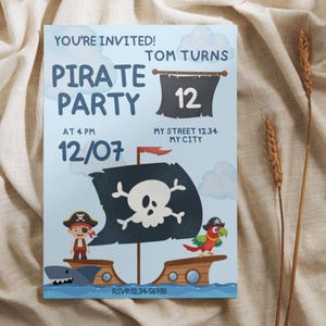 Könnte beinhalten: Hellblaue Piratenparty-Einladung mit dem Text "PIRATE PARTY" und "TOM TURNS 12". Die Einladung zeigt ein Piratenschiff, einen Piraten, einen Papagei und einen Hai. Das Datum ist der 12.07.