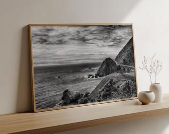 Lámina del puente Bixby: Fotografía en blanco y negro de la costa de California (Arte mural minimalista)