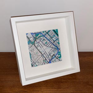 Multi-kleur 3d print van stad of buurt naar keuze in een witte lijst