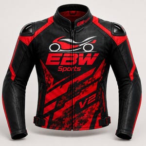 Può includere: Una giacca da moto nera e rossa con colletto alla coreana, maniche lunghe e chiusura frontale con zip. Il petto presenta una grafica di moto bianca e rossa con la scritta EBW Sports e V2 stampata in rosso sul pannello frontale inferiore.