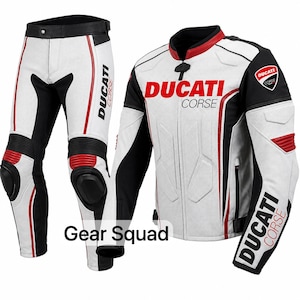 Puede incluir: Un traje de carreras de moto en blanco, negro y rojo que consta de chaqueta y pantalón. La chaqueta presenta un cuello rojo, hombros negros y el texto DUCATI CORSE. El pantalón tiene secciones negras en la cintura y rodillas con detalles rojos.