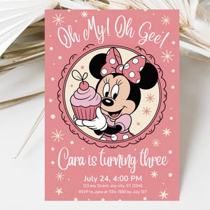 Puede incluir: Invitación de cumpleaños rosa con Minnie Mouse sosteniendo una magdalena. La invitación incluye el texto "Oh My! Oh Gee!" y "Cara cumple tres". Incluye fecha, hora y detalles de RSVP. El diseño tiene estrellas y puntos.