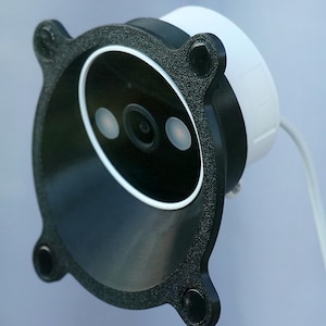 Puede incluir: Una taza de cerámica blanca con un asa negra y el texto "But First, Coffee" en negrita negra. La taza se encuentra sobre un fondo borroso, sugiriendo un ambiente acogedor.