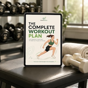 Puede incluir: Una tableta que muestra una guía de entrenamiento titulada THE COMPLETE WORKOUT PLAN, con un gráfico de una persona con top verde y pantalones cortos negros corriendo. El texto incluye HealthMotion, From Beginner to Advanced, 24-Week Gym Program for Women y Train smart. Build strength. Feel unstoppable.