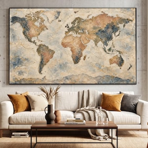 Puede incluir: Una pieza de arte mural rectangular que muestra un mapa del mundo con un acabado texturizado y desgastado en tonos beige, marrón y azul apagado. Los continentes se representan con texturas de pinceladas sobre un fondo neutro.