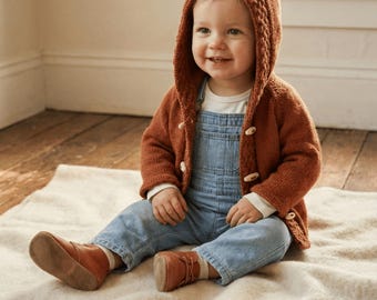 Little Comforts – Kapuzen-Cardigan mit Zopfmuster Strickmuster Baby-Zopfmuster Pullover PDF