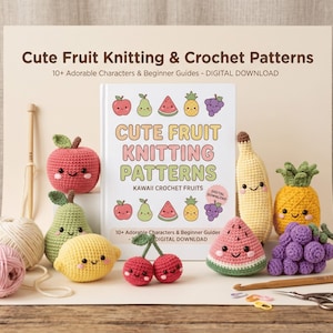 Op de afbeelding: Een verzameling schattige gehaakte fruitkarakters, waaronder een appel, peer, citroen, kersen, watermeloen, ananas, banaan en druiven. De afbeelding bevat ook een boek met de titel "Cute Fruit Knitting Patterns" met de tekst "10+ Adorable Characters & Beginner Guides - DIGITAL DOWNLOAD".