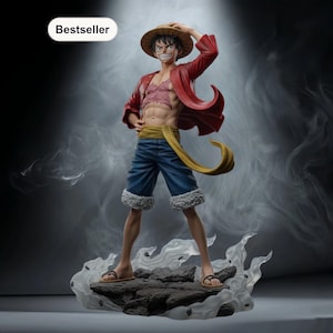 Può includere: Statuetta di un personaggio maschile di anime con giacca rossa, pantaloncini blu e cappello di paglia. La figura è in posa su una base rocciosa con uno sfondo fumoso. Il personaggio ha un'espressione sicura di sé.