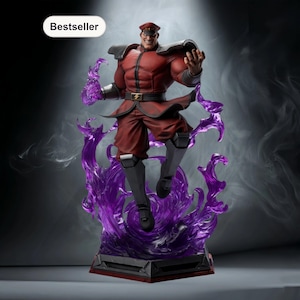 Pode incluir: Estatueta detalhada de um personagem musculoso em uniforme vermelho, capa e boné, com botas e luvas pretas. A figura é cercada por um efeito de energia roxa e fica em uma base preta e vermelha. A palavra "Bestseller" está em um oval branco.