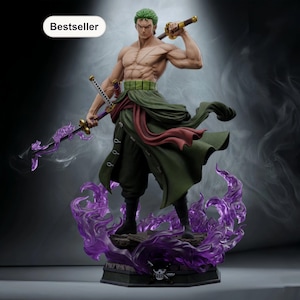 Peut inclure: Figurine détaillée d'un personnage musclé aux cheveux verts, tenant trois épées. La figurine est vêtue d'une tenue verte et noire, avec une écharpe rouge. La base présente des accents violets en forme de flammes et un emblème de tête de mort. Le mot "Bestseller" est en haut à gauche.