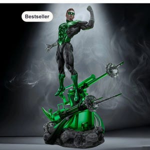 Może przedstawiać: Figurka Green Lantern w dynamicznej pozie, stojąca na zielonej platformie z bronią. Figurka ma na sobie zielono-czarny kostium z zieloną maską. Podstawa jest w ciemnoszarym kolorze, a tło jest dymne szare.
