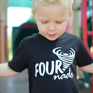 Fournado - 4歳の誕生日シャツ - 背中に名前 - 4歳 - 幼児の誕生日 - 誕生日シャツ - 誕生日の男の子 - 誕生日の女の子 - Four Nado