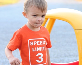 Limite di velocità 3 - Maglietta per il terzo compleanno - Design fronte e retro - Nome sul retro - Maglietta per il compleanno di tre anni - Bambino - Compleanno per bambini piccoli - Auto