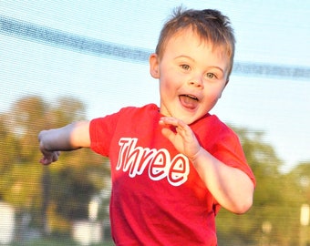 TRES - Camiseta de 3er cumpleaños - Nombre en la espalda - niño de tres años - cumpleaños de niño pequeño - camiseta de cumpleaños niño -