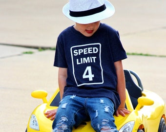 Limite de vitesse 4 - T-shirt pour le 4e anniversaire - Nom au dos - 4 ans - Anniversaire de tout-petit - T-shirt d'anniversaire - Anniversaire de garçon - Thème voiture ou course