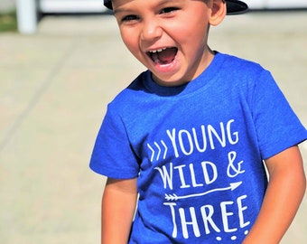 Young Wild & Three - Chemise du 3e anniversaire - Conception avant et arrière - Nom au dos - trois ans - anniversaire du tout-petit - garçon chemise d’anniversaire