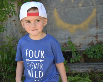 FOUR ever Wild - Camiseta de 4º aniversário - Nome nas costas - criança de quatro anos - aniversário de criança pequena - Camiseta de aniversário - aniversariante - aniversariante