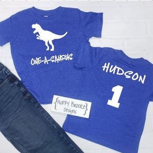 ONE-A-SAURUS - 1st Geburtstag Shirt - Vorder- und Rückseite Design - Name auf der Rückseite - Dinosaurier