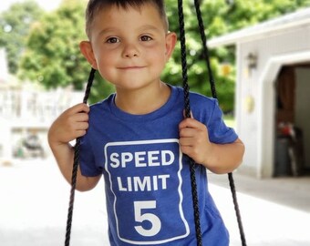 Limite de vitesse 5 - T-shirt pour le 5e anniversaire - Nom au dos - 4 ans - Anniversaire de garçon - Anniversaire de garçon - Thème voiture - Thème course - vroom vroom