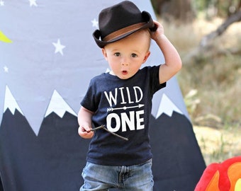 WILD ONE - Chemise 1er anniversaire - Conception avant et arrière - Nom au dos - premier anniversaire d'un an - flèche sauvage - rustique