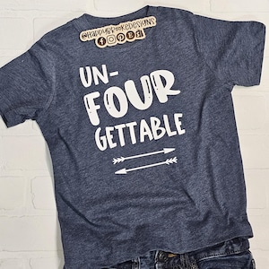 Un FOUR gettable - 4歳の誕生日シャツ - 背中に名前 - 4歳 - 誕生日シャツ - 誕生日の男の子 - 誕生日の女の子