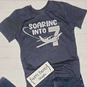 Soaring into 7 - 7th Birthday shirt - Nome sul retro - festeggiato - festeggiata -