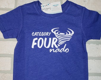 Categoria Fournado - Maglietta per il 4° compleanno - Nome sul retro - Compleanno per bambini - Maglietta per il compleanno - Compleanno per maschietto - Compleanno per femminuccia - Categoria 4