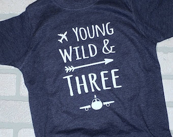 Young Wild & Three - AVION - T-shirt pour le 3e anniversaire - Design recto-verso - Nom au dos - 3 ans - Anniversaire de tout-petit