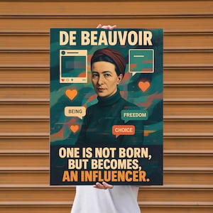 Op de afbeelding: Een poster met een portret van Simone de Beauvoir en de tekst "DE BEAUVOIR". De poster bevat social media-iconen, harten en de woorden "ZIJN", "VRIJHEID" en "KEUZE". De quote "MEN WORDT NIET GEBOREN, MAAR WORDT EEN INFLUENCER" is ook zichtbaar.