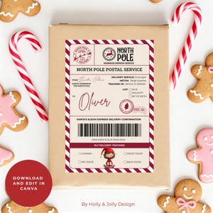 Könnte beinhalten: Ein weihnachtliches Paket mit einem Etikett des Nordpol-Postdienstes, adressiert an Oliver. Das Etikett enthält Text wie "Santa's Workshop" und "Sleigh Express Delivery Confirmation". Das Paket ist von Lebkuchen und Zuckerstangen umgeben.