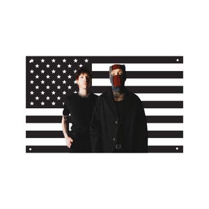 Könnte beinhalten: Grafik mit zwei Personen vor einer schwarz-weißen amerikanischen Flagge. Eine Person trägt ein schwarzes Hemd und eine silberne Kette, die andere einen schwarzen Mantel und eine Gesichtsbedeckung mit roten und schwarzen Streifen.