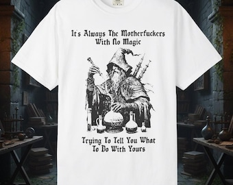 Camiseta de bruja hechicera, camiseta de fantasía oscura, camiseta de mago divertida, camiseta con gráfico grunge medieval, camiseta estética vintage de mago, regalo de camiseta de fantasía.