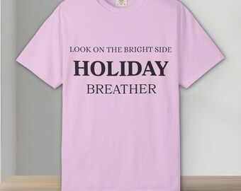 Camiseta navideña unisex teñida Holiday Breather, camiseta relajada, regalo informal, ambiente otoñal, regalo de Navidad, ropa alegre, vacaciones acogedoras