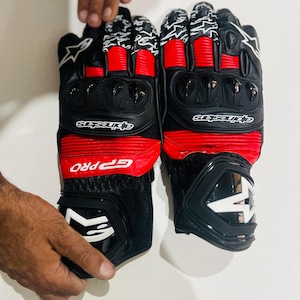 Puede incluir: Un juego de tres tazas de cerámica con un acabado mate moteado. Las tazas son en tonos crema, gris claro y gris oscuro. Cada taza tiene un diseño simple y minimalista, ideal para café o té.